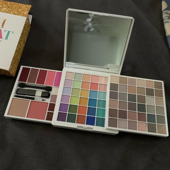 Avon eyeshadow pallet - Picture 4 of 4